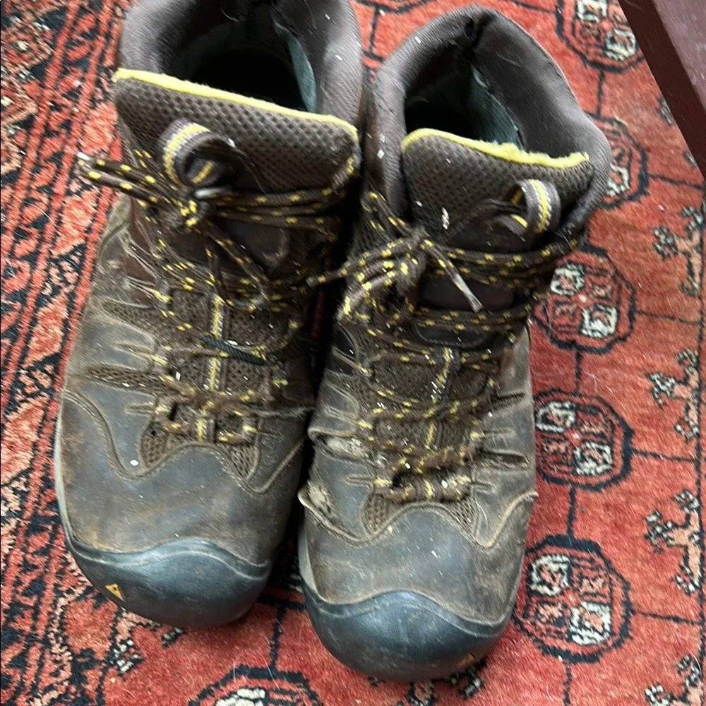 Keen Brown Hiking Boots Size 11 in Used Condition, but good for yard work!